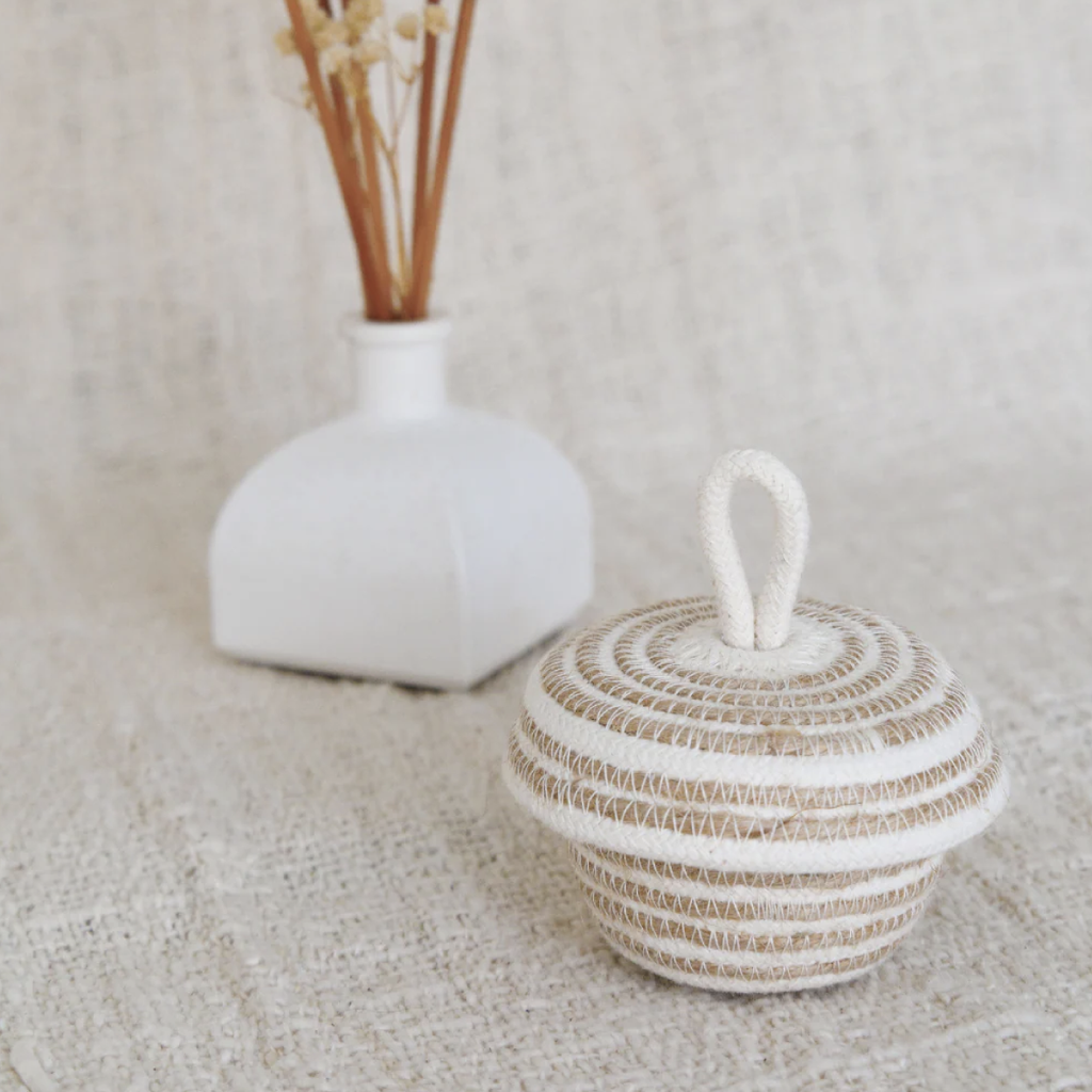 Acorn Lidded Basket - Intertwined Ivory & Jute